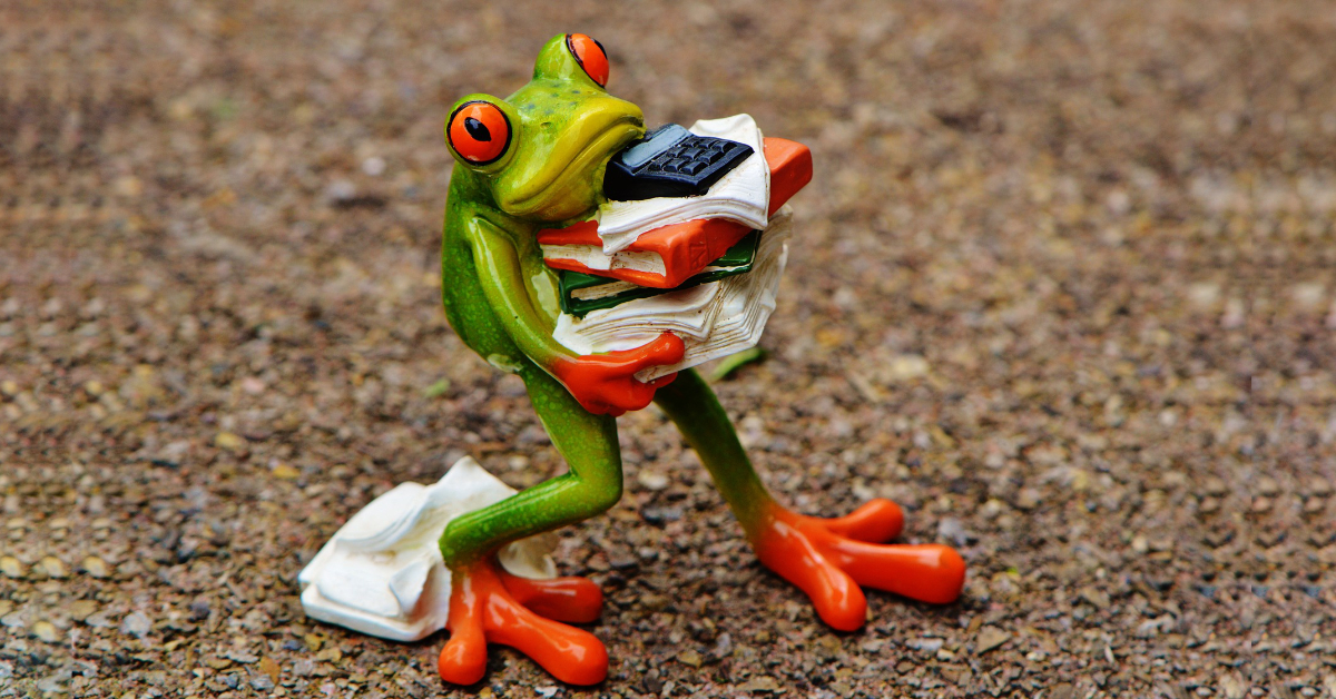 Miniatur-Frosch trägt einen Stapel mit Ordnern, Papieren und Taschenrechner