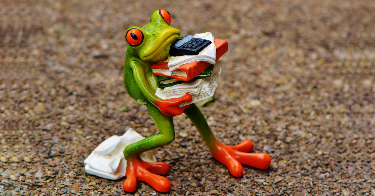 Miniatur-Frosch trägt einen Stapel mit Ordnern, Papieren und Taschenrechner Miniatur-Frosch trägt einen Stapel mit Ordnern, Papieren und Taschenrechner
